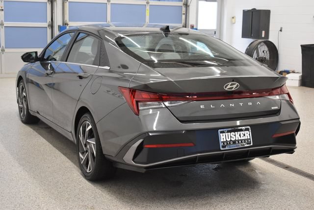 Used 2025 Hyundai Elantra Limited FWD image 10