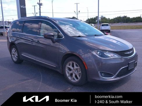 Used 2017 Chrysler Pacifica Touring-L Plus w/ Uconnect Theatre Group FWD image 4