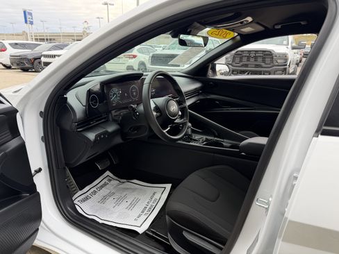 Certified 2025 Hyundai Elantra SEL image 22