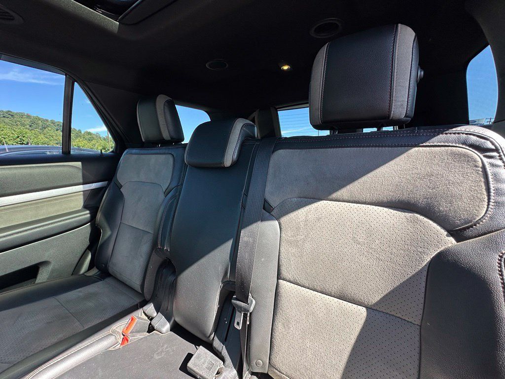 Used 2017 Ford Explorer XLT w/ Equipment Group 202A AWD/4WD image 20