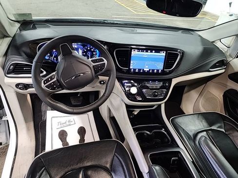 Used 2023 Chrysler Pacifica Limited image 2