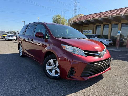 Used 2018 Toyota Sienna LE image 1