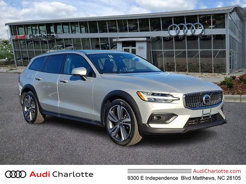 Used 2025 Volvo V60 B5 Cross Country Plus image 1