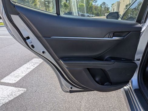 Used 2018 Toyota Camry LE image 26