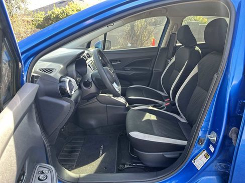 Used 2020 Nissan Versa SV image 2