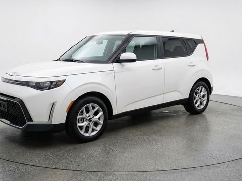 Used 2025 Kia Soul LX w/ LX Technology Package image 3