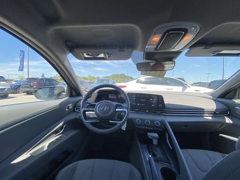 Used 2023 Hyundai Elantra SE FWD image 5