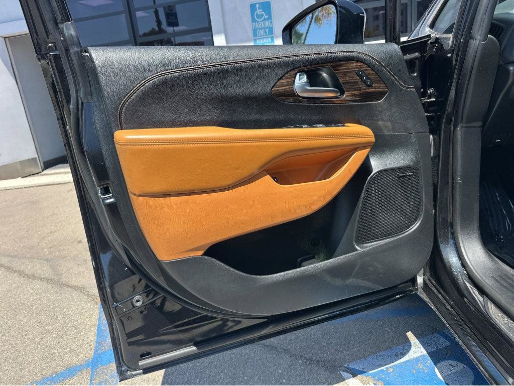 Used 2023 Chrysler Pacifica Pinnacle FWD image 15