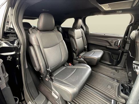 Used 2021 Toyota Sienna XSE w/ XSE Plus Package image 18