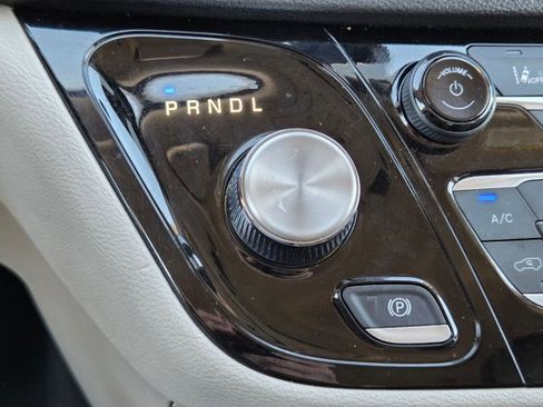 Used 2024 Chrysler Pacifica Select image 13