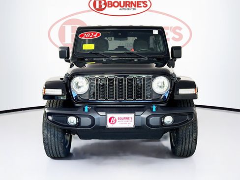 Used 2024 Jeep Wrangler Unlimited w/ Convenience Group AWD/4WD image 4