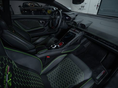 Used 2020 Lamborghini Huracan EVO image 28