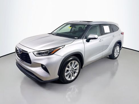 Used 2022 Toyota Highlander Limited FWD image 3