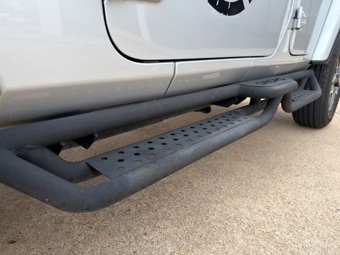 Used 2024 Jeep Wrangler Sahara image 12