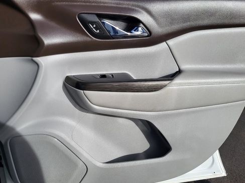 Used 2017 GMC Acadia SLT image 22