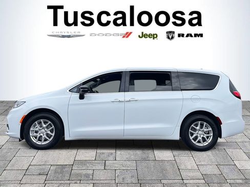 New 2026 Chrysler Pacifica Select image 4