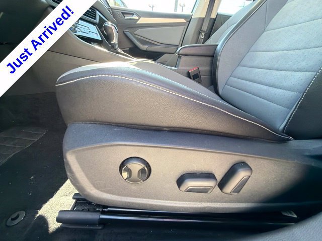Used 2025 Volkswagen Jetta SE FWD image 37