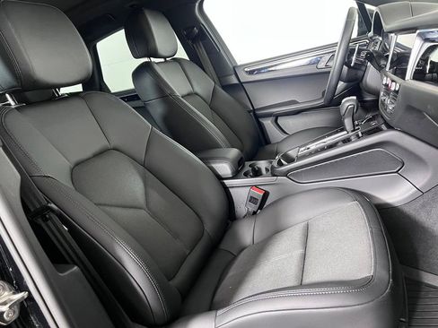 Certified 2025 Porsche Macan AWD/4WD image 16