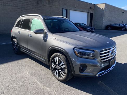 Used 2025 Mercedes-Benz GLB 250 4MATIC image 2