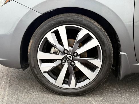Used 2020 Nissan Versa SR FWD image 38