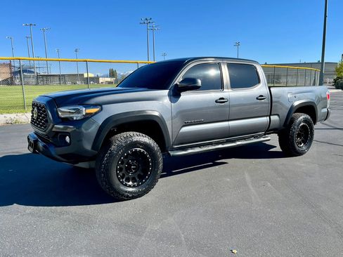 Used 2020 Toyota Tacoma TRD Off-Road w/ TRD Premium Off Road Package AWD/4WD image 2