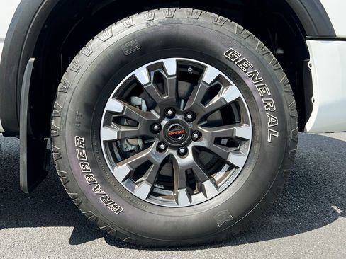 Used 2022 Nissan Titan PRO-4X w/ Pro-4x Convenience Package image 15