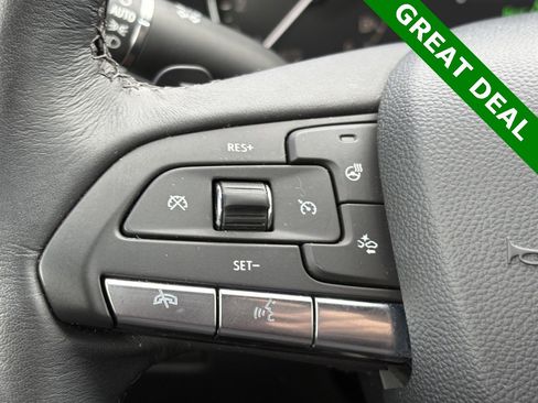 Used 2022 Cadillac XT4 Luxury w/ Cold Weather Package image 17