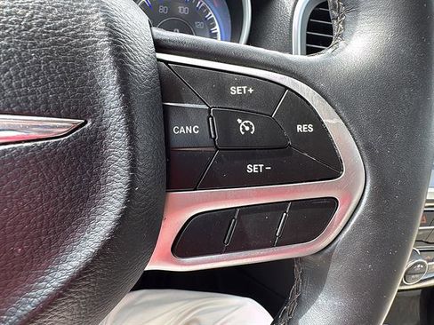 Used 2018 Chrysler 300 Limited RWD image 21