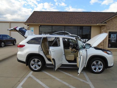 Used 2019 Toyota Highlander FWD V6 image 23