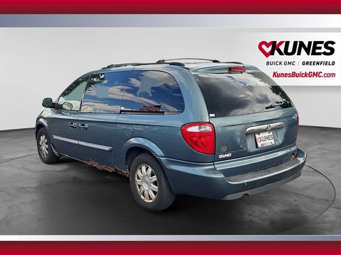 Used 2006 Chrysler Town & Country Touring FWD image 8