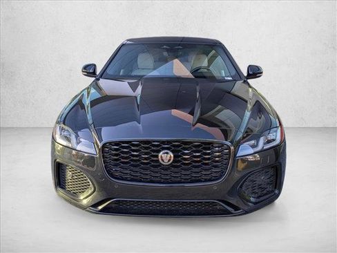Used 2022 Jaguar XF SE RWD image 2