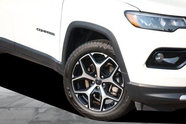 Used 2025 Jeep Compass Limited AWD/4WD image 3