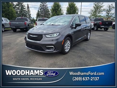 Used 2023 Chrysler Pacifica Touring-L FWD image 1