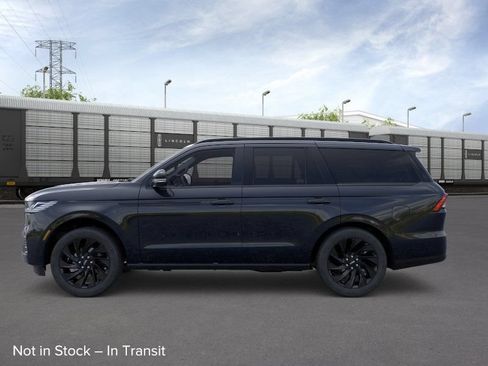 New 2026 Lincoln Navigator Reserve w/ Jet Appearance Package AWD/4WD image 3