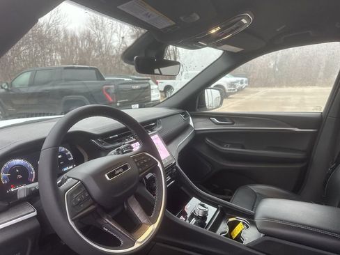 Used 2025 Jeep Grand Cherokee Limited image 17