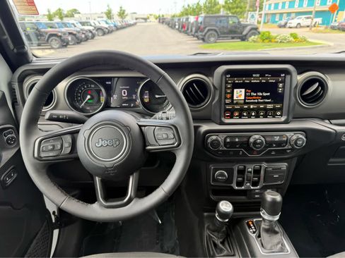 Used 2023 Jeep Wrangler Unlimited w/ Sun & Screen Package AWD/4WD image 18