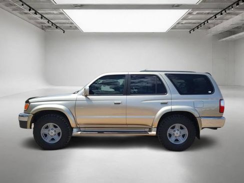 Used 2002 Toyota 4Runner SR5 AWD/4WD image 2