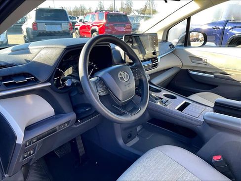 Used 2024 Toyota Sienna LE image 8