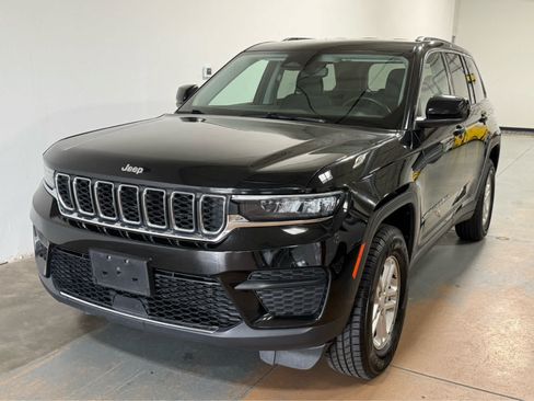 Used 2024 Jeep Grand Cherokee Laredo AWD/4WD image 1
