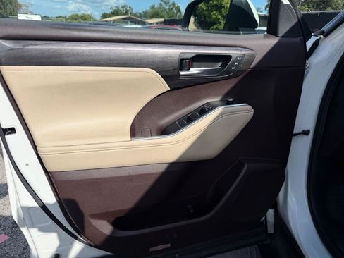 Used 2020 Toyota Highlander Platinum FWD image 12