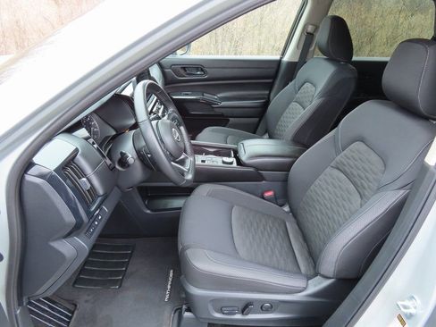 Used 2025 Nissan Pathfinder SV image 24