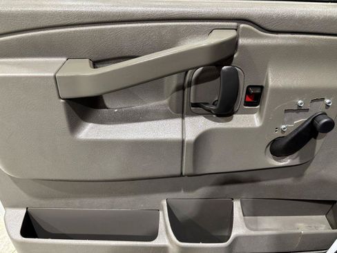 Used 2017 Chevrolet Express 3500 RWD image 14