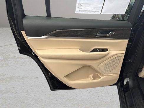 Used 2025 Jeep Grand Cherokee L Limited image 17