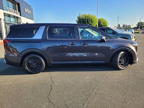 Used 2025 Kia Carnival FWD image 3