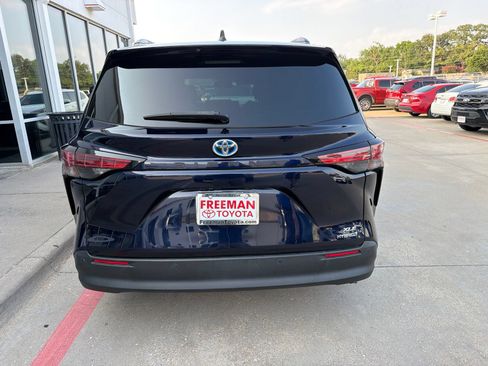 Used 2021 Toyota Sienna XLE FWD image 6