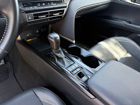 Used 2025 Toyota Camry SE FWD image 13