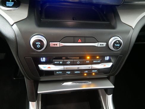 Used 2020 Ford Explorer XLT w/ Equipment Group 202A AWD/4WD image 23