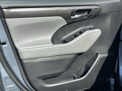 Used 2021 Toyota Highlander Platinum image 14