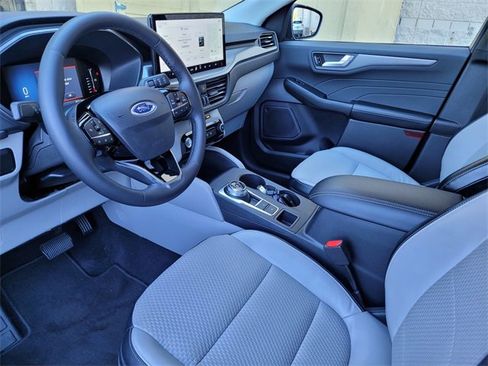 Used 2023 Ford Escape SE w/ Class II Trailer Tow Package image 12