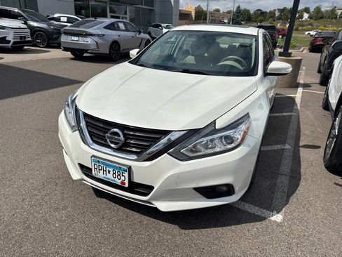 Used 2017 Nissan Altima 2.5 SL w/ Moonroof Package FWD image 2